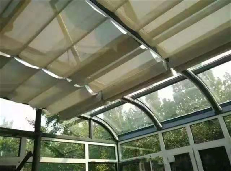 濟南電動遮陽棚使用時間長會脆化嗎？